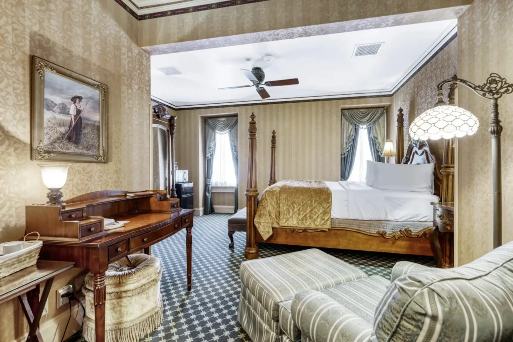 BEAUMONT_HOTEL_INTERIOR_STILL_PHOTO-by-VIEWLIO-114_OPTIMIZED - Beaumont Hotel Beaumont Hotel - Queen Junior Suite