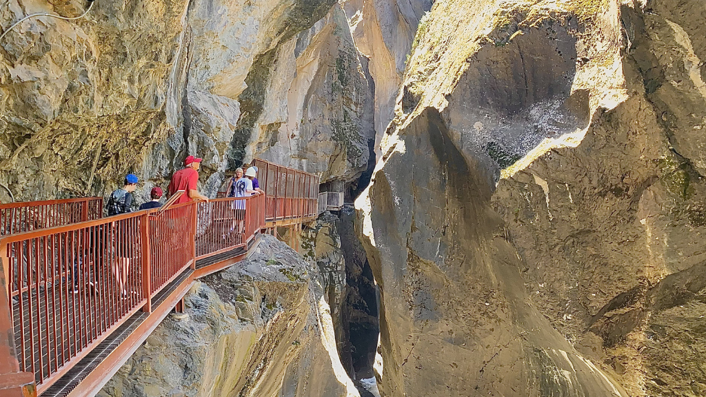 Red Rocks & Rustic Romance: Outdoor Getaway Ideas in Ouray